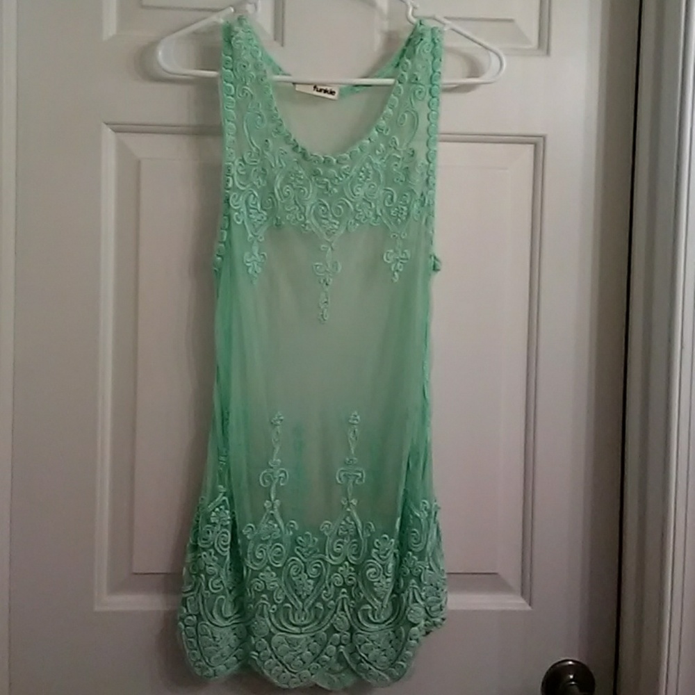 Top  sleeveless, like new
